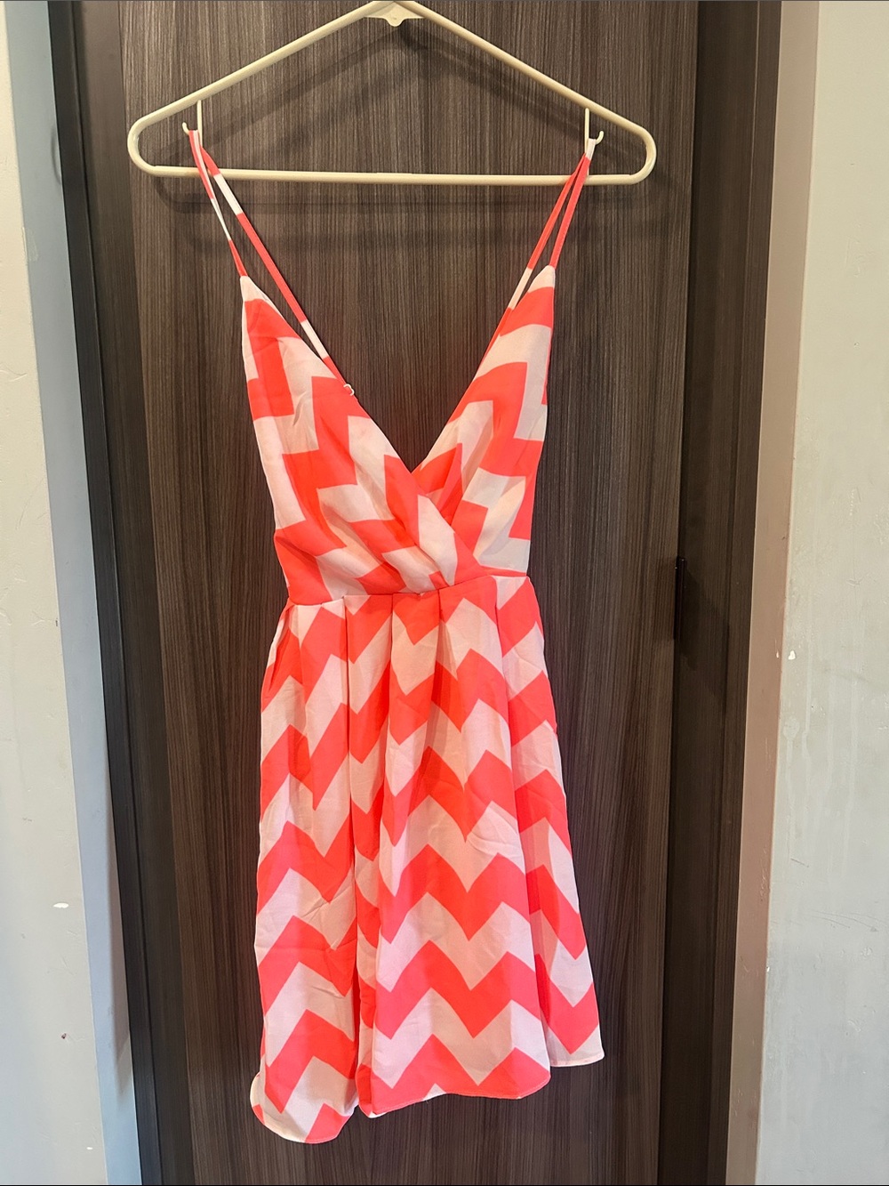 Sleeveless V-Neck Chevron Sundress in Coral and White